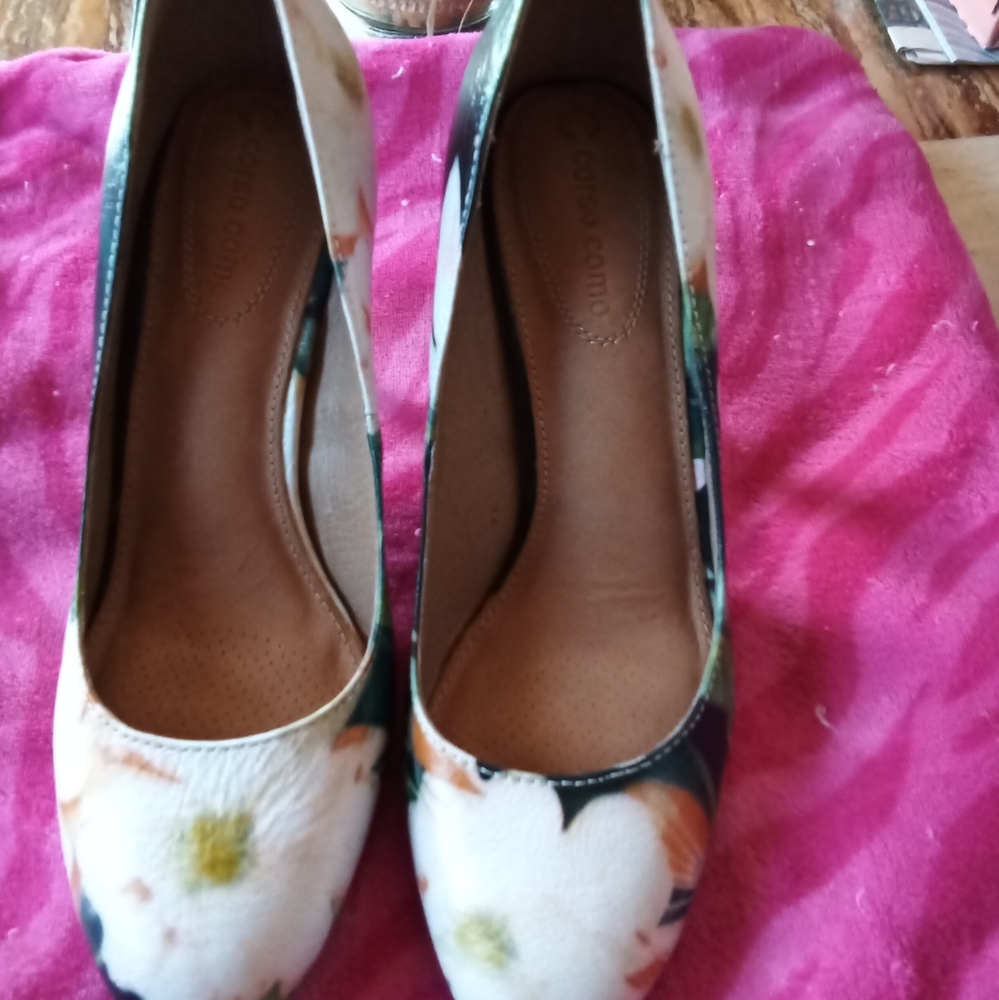 Corso Como 7M beautiful floral heels.